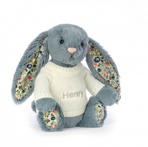 Jellycat Blossom Dusky Blue mit personalisiertem cremefarbenen Pullover Mittelgroß | DATO-58063